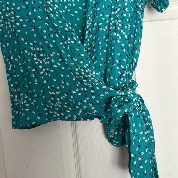 Billabong Wild Gaze Wrap Top. Small. Perfect Condition. Worn once. - Picture 6 of 6